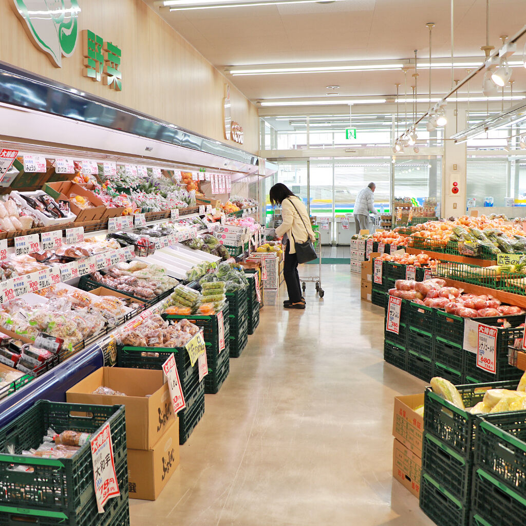 珍しい野菜やフルーツも並びます