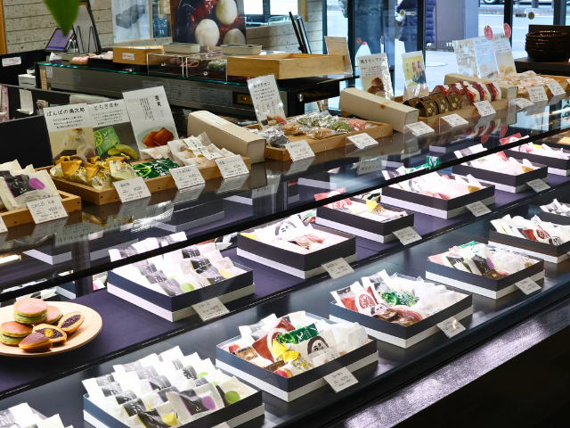 昔から愛される和菓子屋さん。贈り物もおまかせ。
