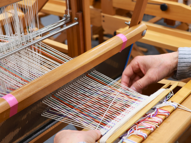 お好みの配色の縦糸を選んで、コースターを1枚作ります。