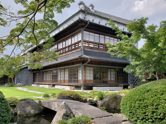 併設の文化財、岡田記念館「金鈴荘」を、ガイド付きで見学します。