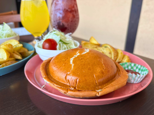 併設の「もめん茶屋」でランチタイム。国産黒牛100％のパティをバンズではさみ、ホットサンドのように焼いた「クローズドバーガー」を楽しみます。