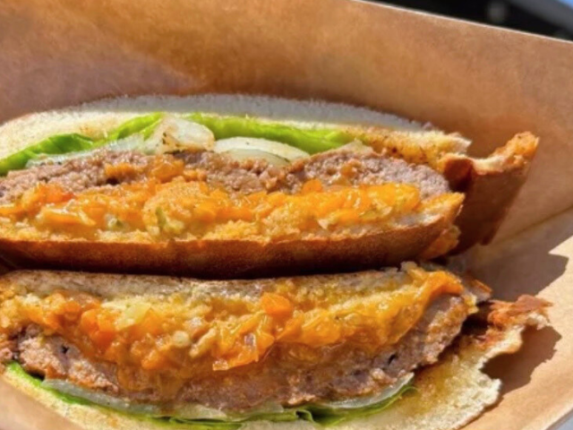 旨味と肉汁あふれるハンバーガーは、お店自慢の一品。おいしさに自然と会話も弾みます。