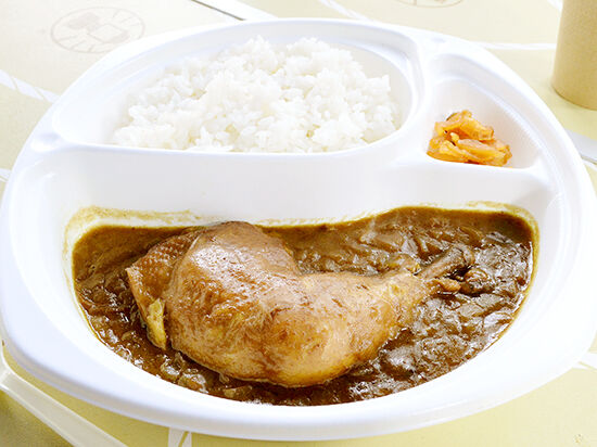 骨付きチキンが丸ごと1本！アウトドアカレー♪
