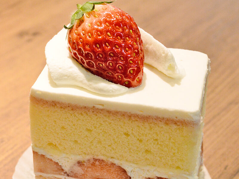 四角いケーキは、いちごピューレがアクセント☆