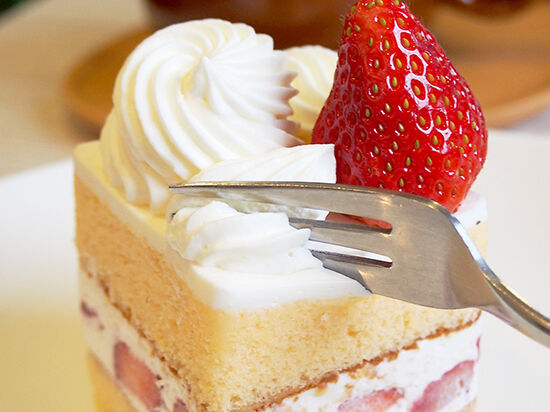 食べて幸せ！いちごが香るスクエアケーキ☆