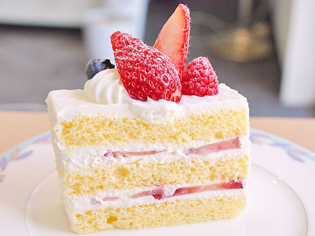 ジューシーで濃厚！朝摘み完熟いちごのケーキ♪