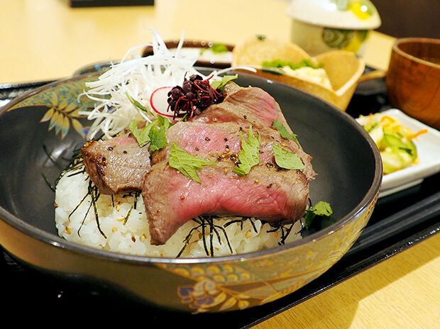 しっとり柔らか☆黒毛和牛のステーキ丼！