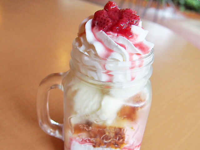 極楽♪足湯カフェ名物とちおとめのジャーパフェ