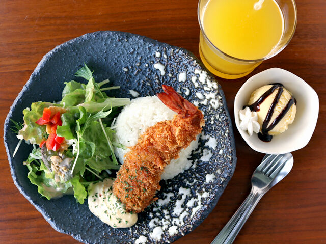 隠れ家カフェで見つけた！本格★ドでかエビフライ