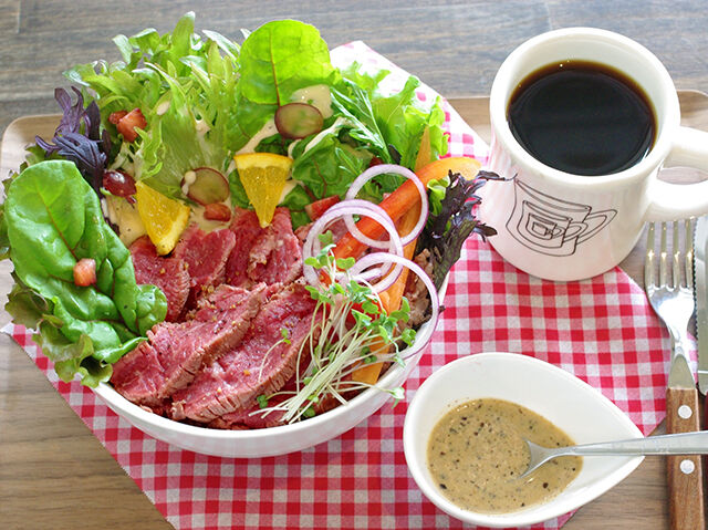 サラダボウルにたっぷり♪カラフルなステーキ丼