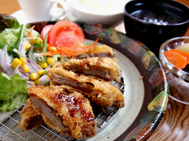愛される老舗ステーキ店のお得な牛カツランチ