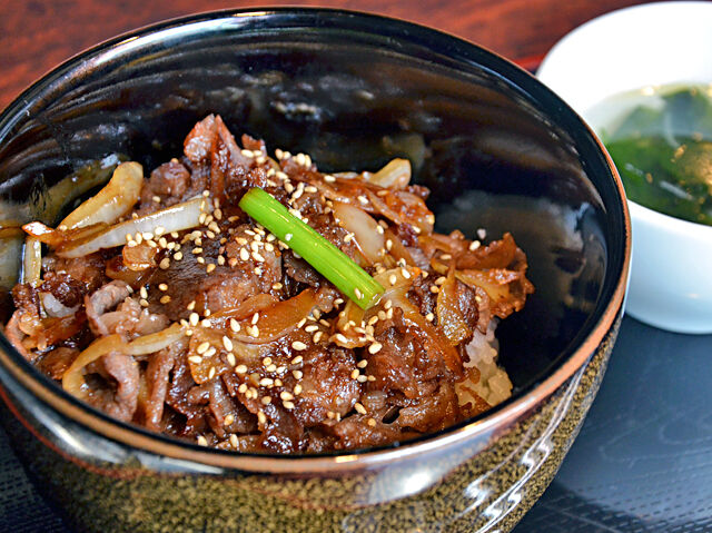 じゅッと香ばしい♪焼き肉屋さんの「焼き」牛丼