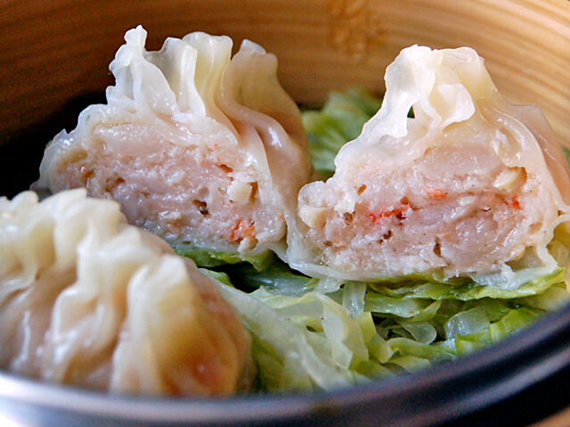 旨味を職人技で包み込む☆贅沢蒸し餃子