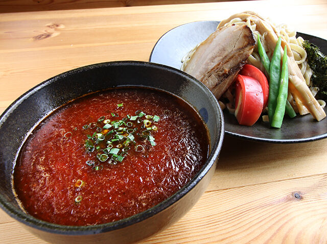 ガッツリ節風味にトマトが◎！夏のトマトつけ麺