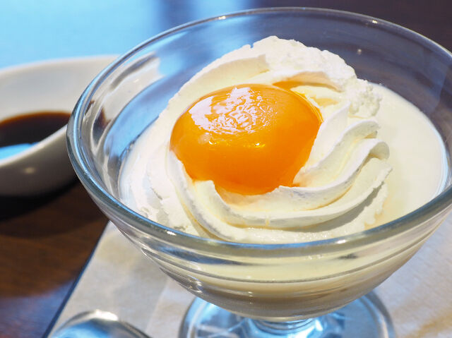 卵黄がまるごと！濃厚さが際立つ究極の生プリン