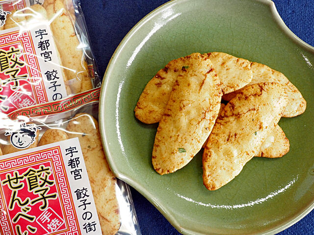 手焼きでじっくり★唯一無二の餃子味せんべい