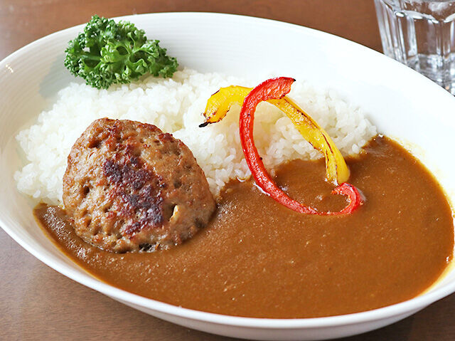 ハンバーグがごろり♪カフェで味わう特製カレー