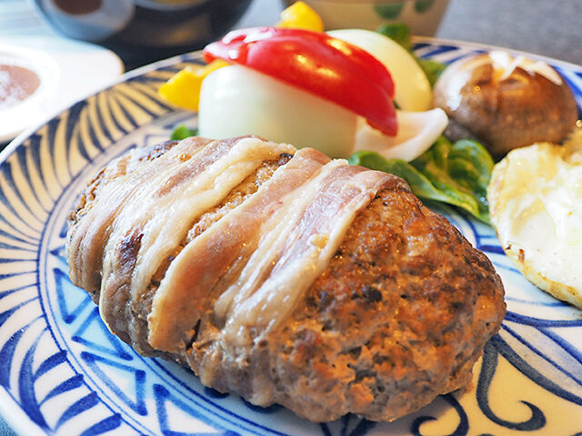 肉屋の太鼓判◎！牛肉を巻いたハンバーグが旨い