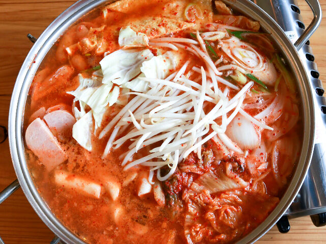 夏の新定番！本場韓国の味を堪能できる旨辛鍋☆