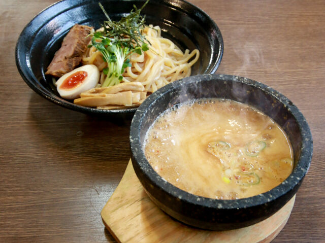 押し寄せる海老の香り&相性抜群のモチモチ麺！