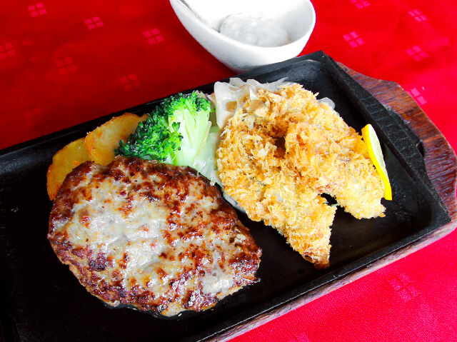 ボリューミー！専門店のハンバーグ×かきフライ