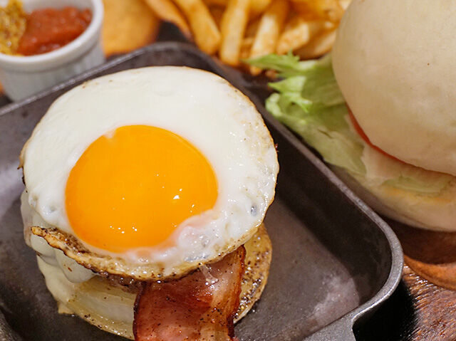 アツアツ鉄皿で登場！那須の絶品グルメバーガー