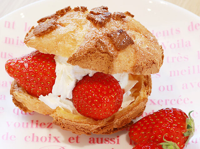 道の駅名物！採れたて夏いちごのシュークリーム