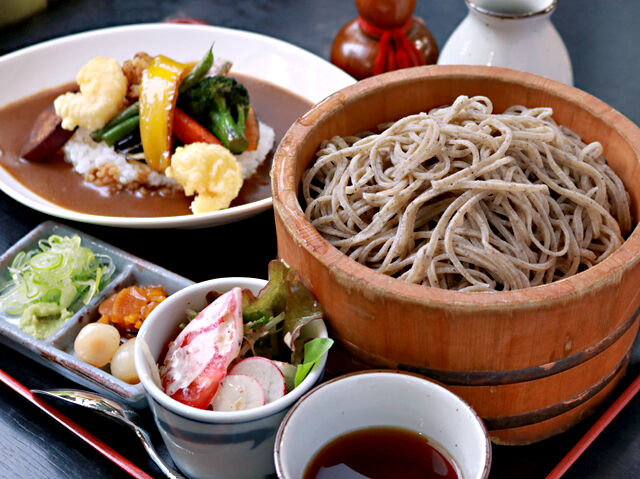 リピ確定！そば＆カレーの満腹コンビ