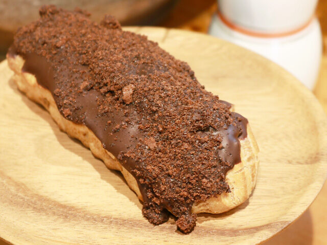 パリッと厚めのチョコがポイント★絶品エクレア