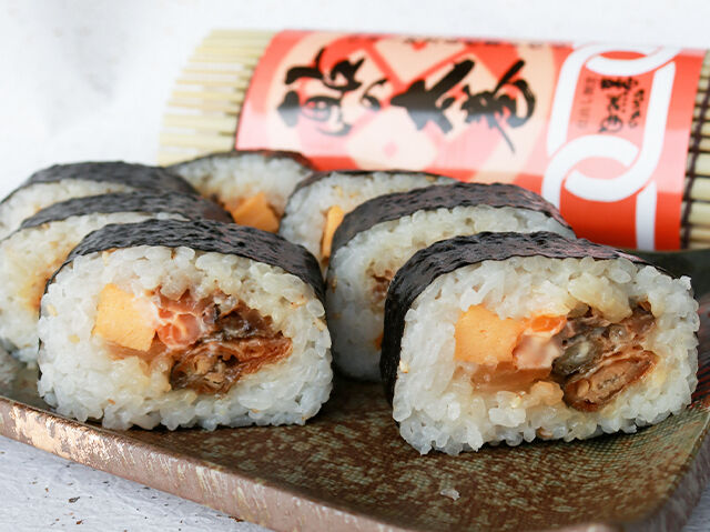 食感が楽しい♪まるごと鮎の唐揚げ入り絶品太巻