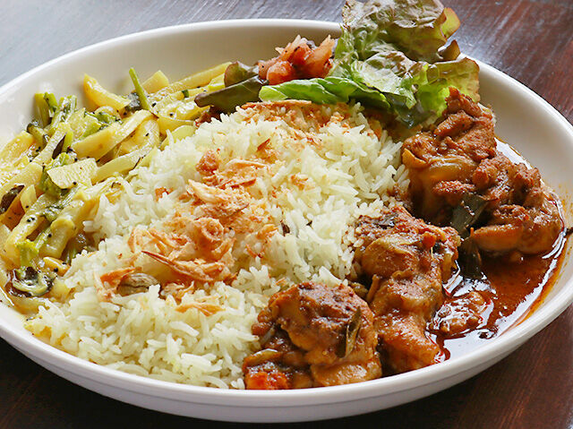 スリランカ人シェフが作る！日替りカレー2種