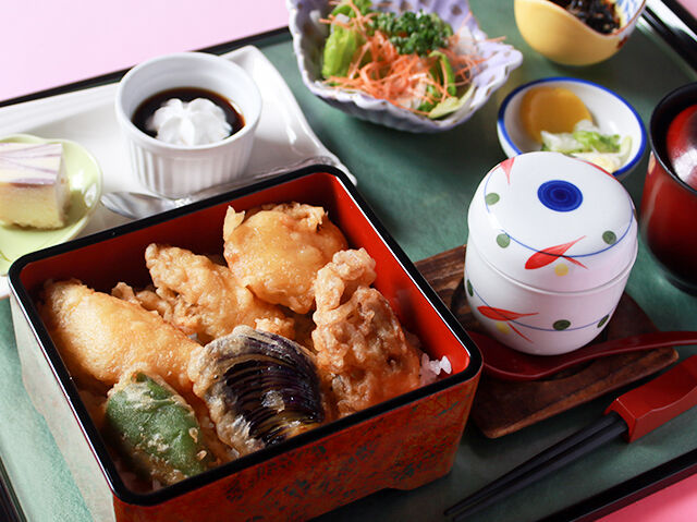 淡白な白身とほどよい脂が◎！絶品なまず天重☆