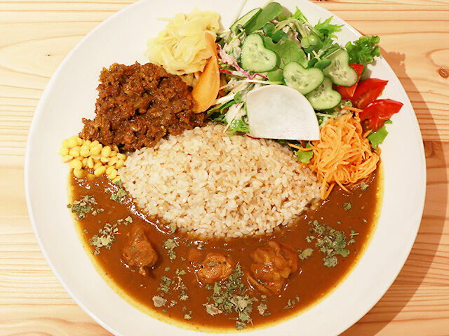 こだわりが詰まったチキンとドライW盛りカレー