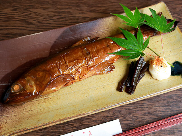 大ぶりが嬉しい♪しっとりスモーキーな燻製岩魚