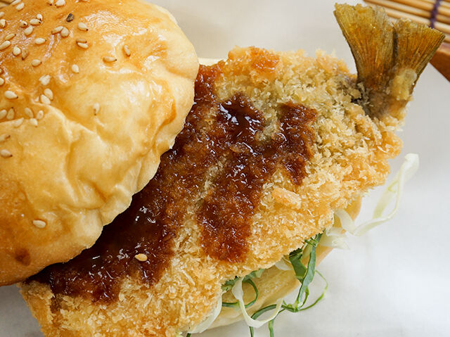揚げたてサクサク！丸ごと鮎の爽やかバーガー♪