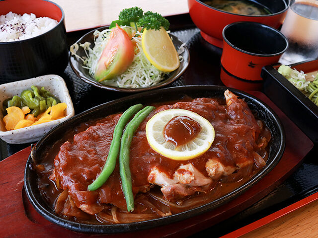 スパイスの刺激的な誘惑！柔らかチキン鉄板焼き