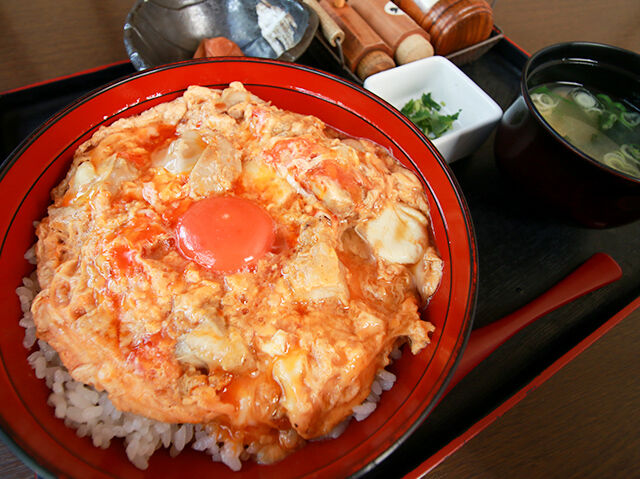 備長炭で炙る！こだわり抜いた黄金の絶品親子丼