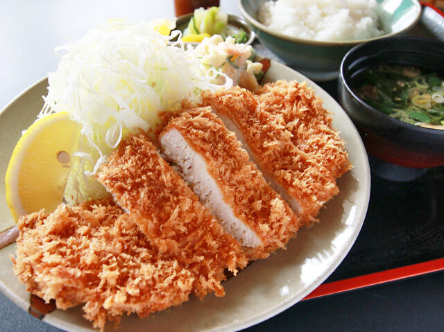 衣がサックサク♪ボリューム満点チキンかつ定食