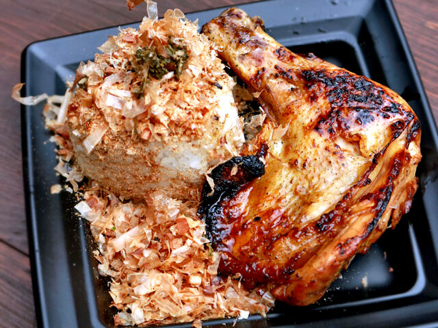 特製タレが決め手！炭火でこんがりご褒美チキン