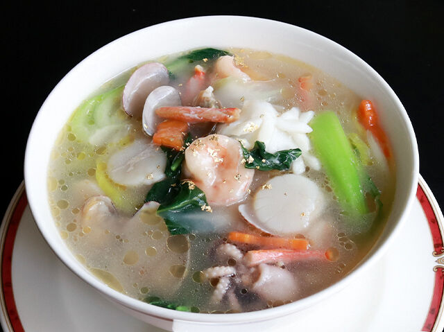 運気上昇の予感！？黄金に輝く金粉ラーメン☆