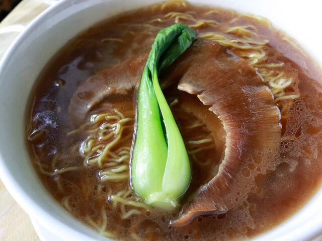 とろっとろ！特大フカヒレ姿煮がのった豪華麺☆