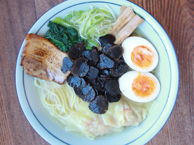 黒トリュフ増量！上品な香り漂う和美人ラーメン