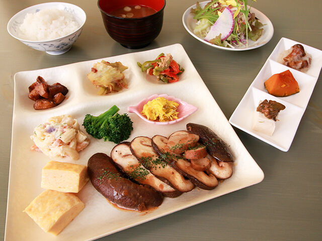 噛むたびに溢れ出る旨味！きのこメインのランチ