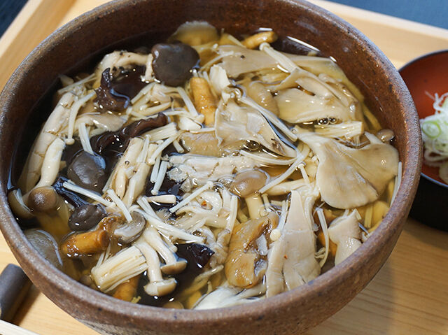 食通も唸る！絶品粗挽き十割そばときのこ三昧☆