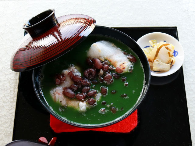 濃いお抹茶が美しい、ほろ苦いオトナの贅沢時間