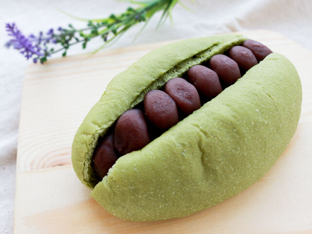 ねじりあんこをサンド！芸術的な抹茶米粉パン★