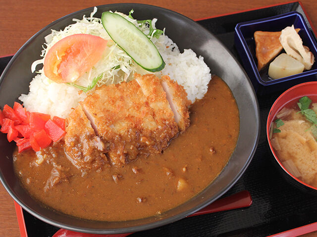 安すぎるっ！満腹食堂のカツのっけ牛すじカレー