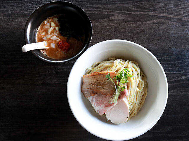 全粒粉入自家製麺でいただく、鶏豚骨旨辛つけ麺