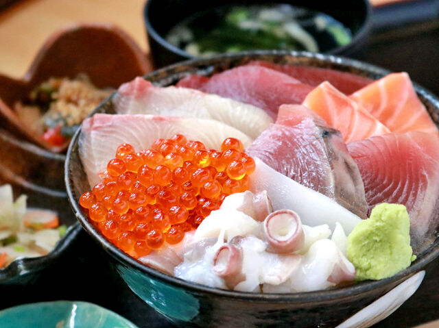 鮮度と盛りで旨さ大盛★並んでも食べたい海鮮丼