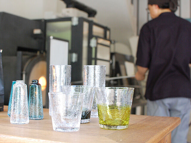 ランプシェードや器たち。808 GLASS が作る吹きガラスの魅力を【工房、ショップ、レストラン】で体験